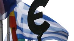 Řecká vlajka a euro.