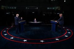 Výpady, urážky a skákání do řeči. Trump a Biden se střetli v chaotické debatě