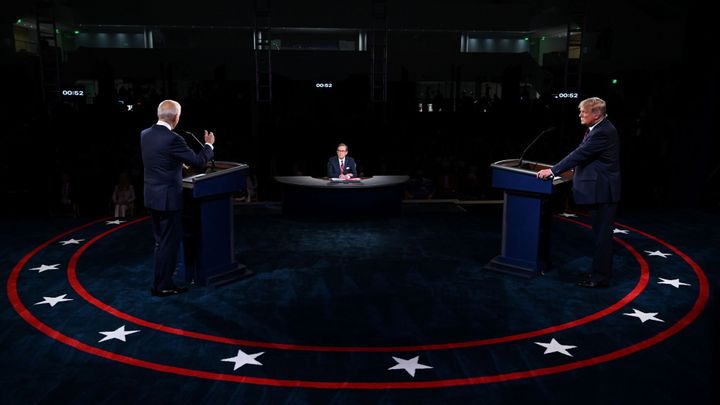 Výpady, urážky a skákání do řeči. Trump a Biden se střetli v chaotické debatě