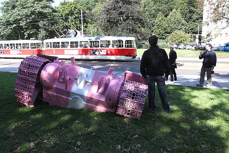 Růžový tank opět na Smíchově