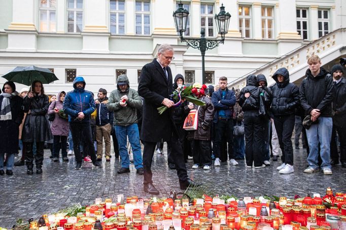 Pietní místo u Karolina 22. prosince, kam lidé po střelbě na Filosofické fakultě nosí květiny a svíčky.