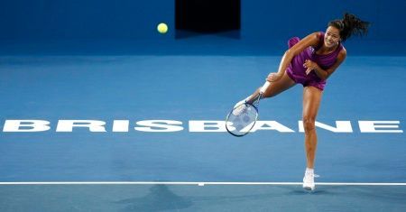 Ana Ivanovičová v prvním kole turnaje v Brisbane, kde na ní nestačila Češka Petra Kvitová.
