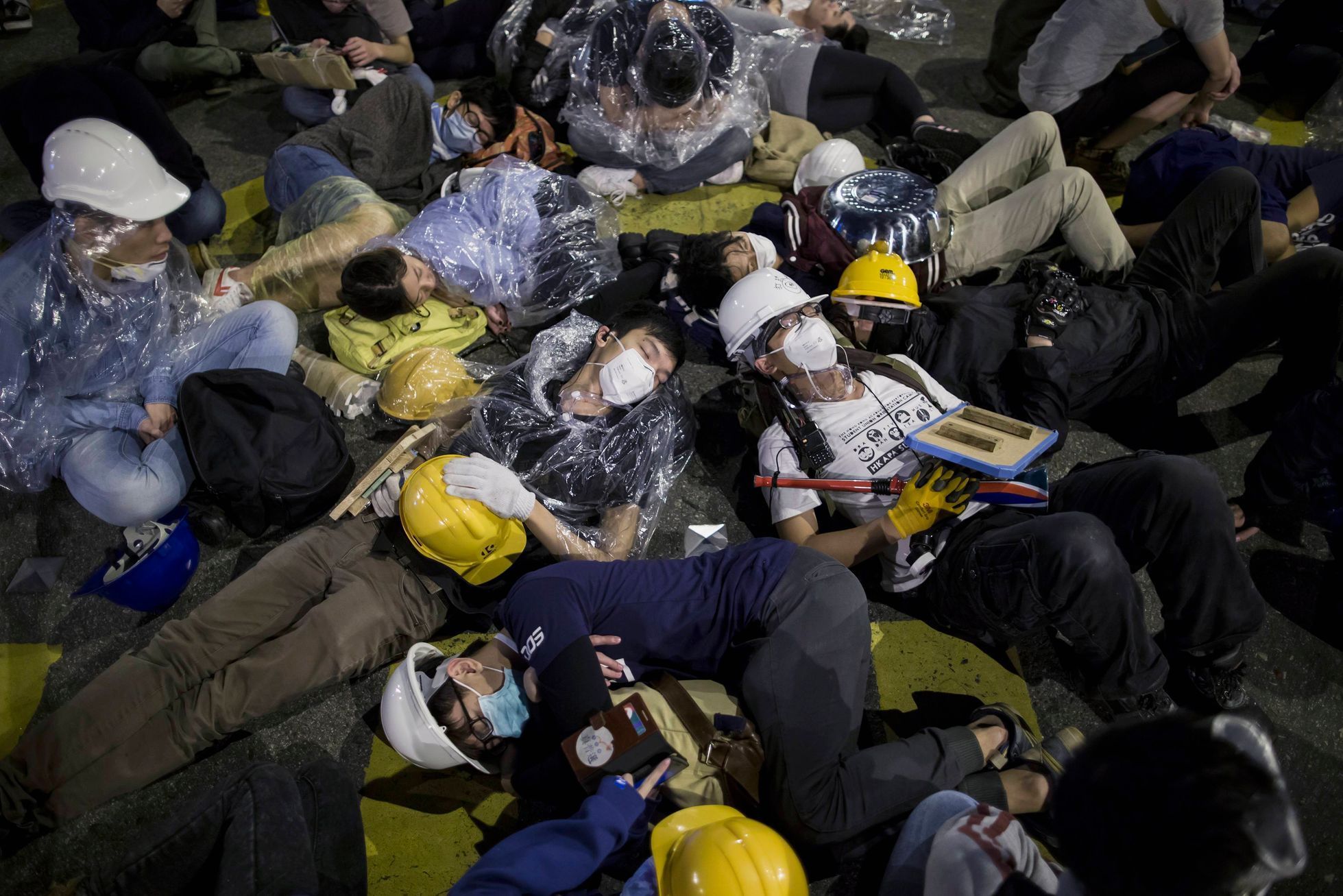 Střety demonstrantů s policisty v Hongkongu - 1. prosince