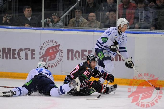 Ruský hokejista Alexandr Frolov (sedící) z Avangardu Omsk hraje v utkání KHL 2011/12.