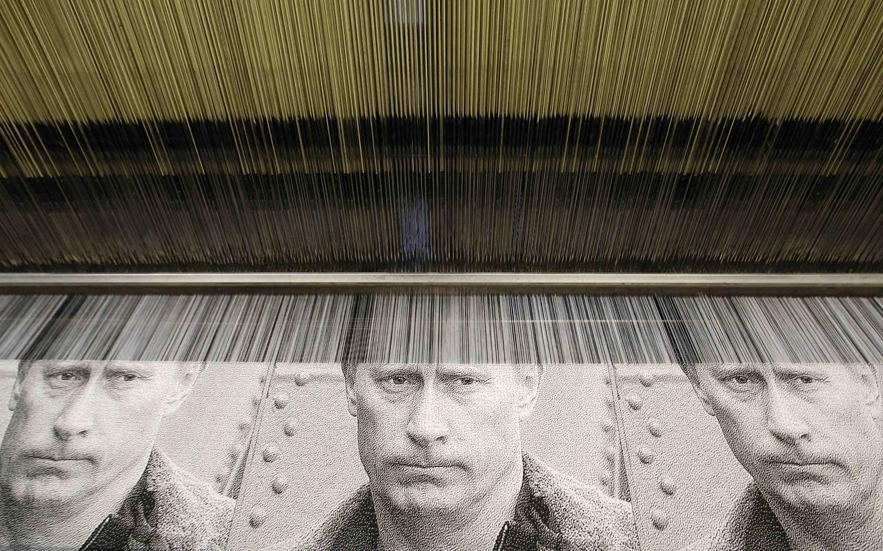Tkalcovna, kde vyrábí koberce/tapiserie s Putinem