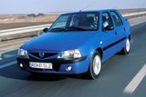 Po zániku východního bloku se Dacii prodejně až tolik nedařilo, příchod Loganu (známého nejprve jako projekt X90) byl navíc daleko. V mezičase tak rumunská značka představila několik malých automobilů, přičemž posledním vývojovým stupněm byla Solenza. Liftback se vyráběl pouze mezi lety 2003 a 2005 a šlo o jedno z nejlevnějších aut na českém trhu. Na konci roku 2005 byla cena vozu se zážehovou čtrnáctistovkou 195 900 korun.