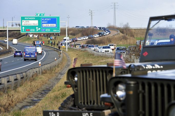 Stovky lidí čekaly 1. dubna od časného rána u Plzně okolo dálnice do Rozvadova na konvoj americké armády.