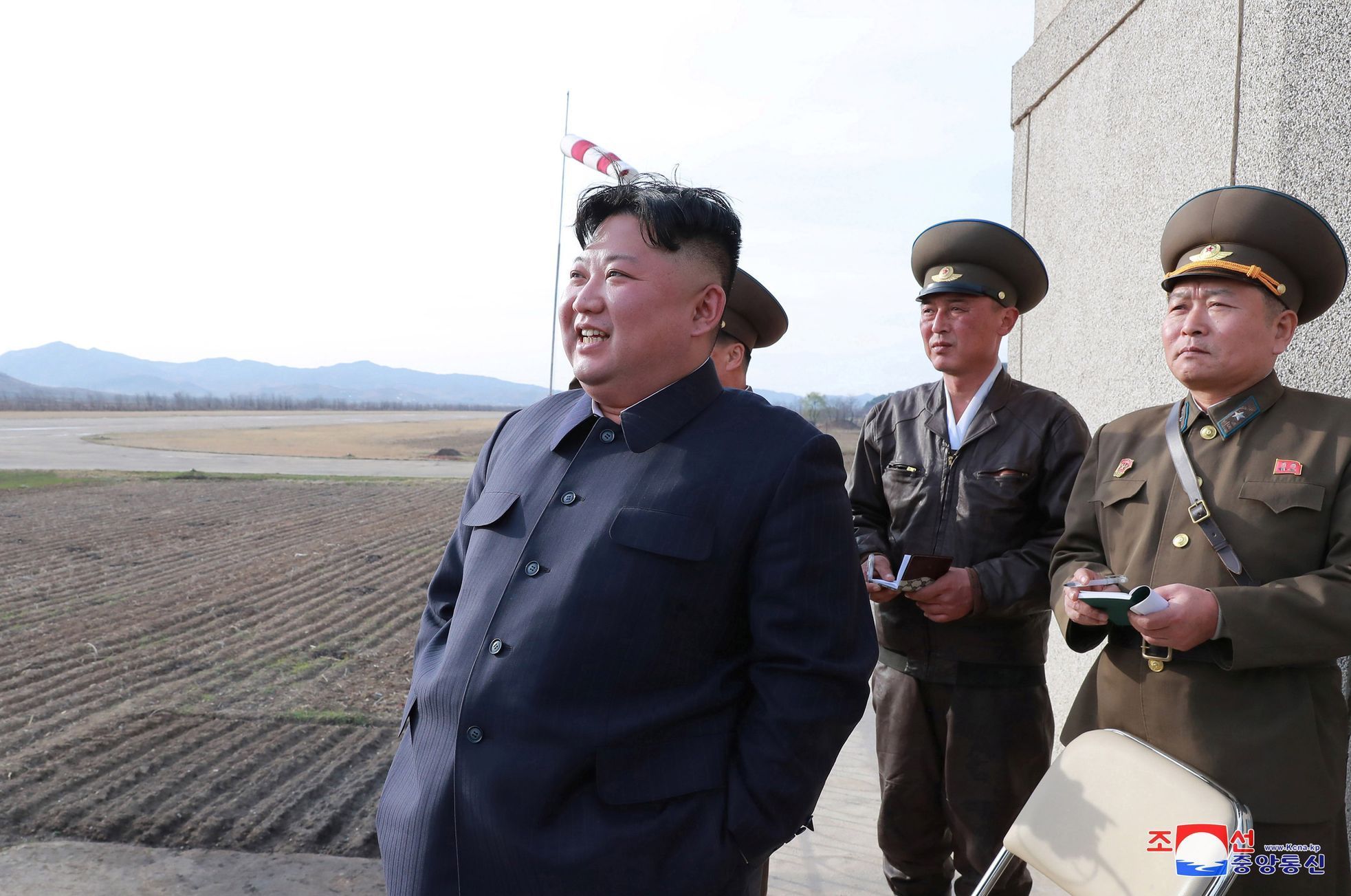 Kim Čong-un dohlíží na letecké cvičení armády KLDR.