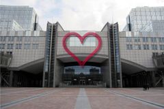 Budovu europarlamentu rozzářilo Havlovo srdce