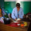 Ukrajina - žena připravuje jídlo ve městě poblíž Doněcku