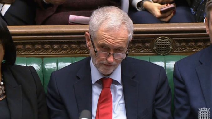 Lídr labouristů Jeremy Corbyn v britské Dolní sněmovně.