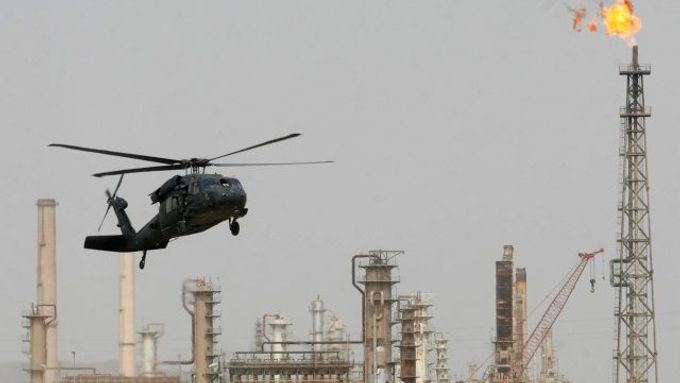 Americká helikoptéra přistává na rafineri v Bajdži, 180 kilometrů severně od Bagdádu