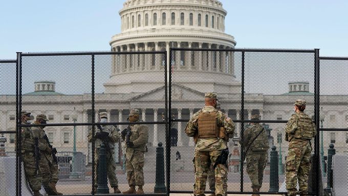 Národní garda hlídá budovu Kapitolu.