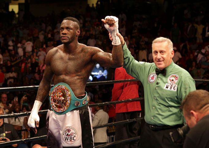 Deontay Wilder slaví vítězství nad Chrisem Arreolou v zápase o titul těžké váhy organizace WBC.