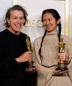 Frances McDormandová a Chloe Zhaová se radují z Oscara pro Zemi nomádů.