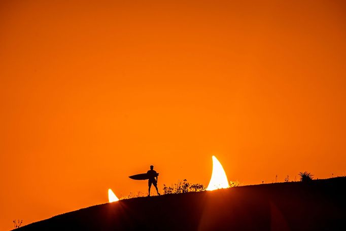 Ohnivý kruh. Snímek surfaře během prstencového zatmění Slunce, který pořídil brazilský fotograf Marcelo Maragni