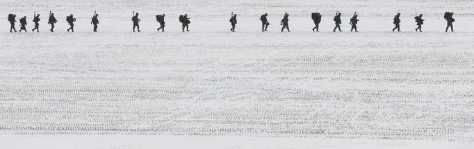 South Korean soldiers march during their military drills near the demilitarized zone separating North Korea from South Korea, in Paju, north of Seoul February 12, 2013. North Korea conducted its third nuclear test on Tuesday in defiance of U.N. resolutions, angering the United States and Japan and likely to infuriate its only major ally, China, and increase penalties against Pyongyang. REUTERS/Lee Jae-Won (SOUTH KOREA - Tags: MILITARY POLITICS) Published: Úno. 12, 2013, 8:15 dop.