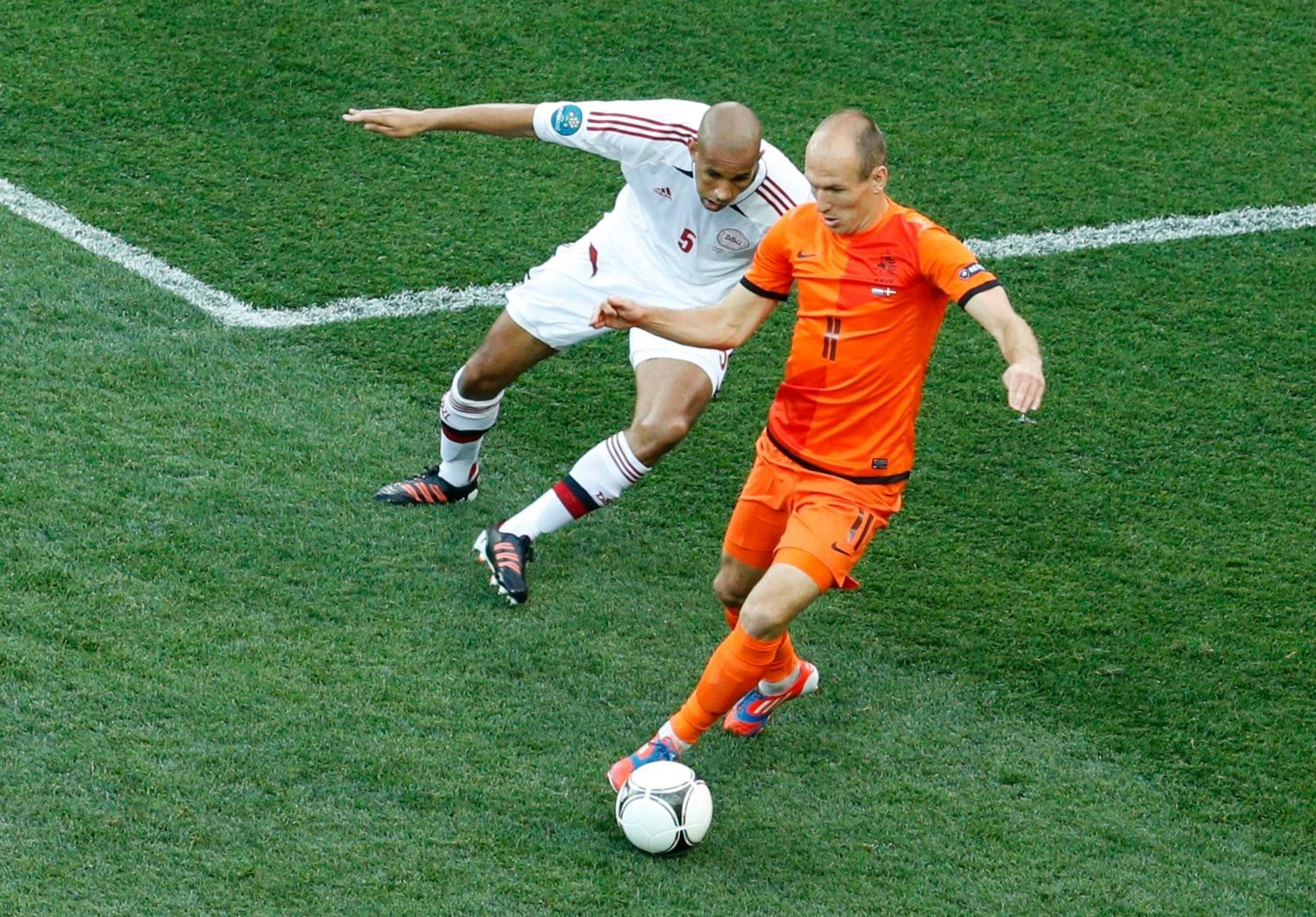Simon Poulsen a Arjen Robben v utkání Nizozemska s Dánskem v základní skupině B na Euru 2012