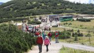 Například Zlaté návrší je druhou nejnavštěvovanější lokalitou. Z Horních Míseček turisty nahoru vozí linkové autobusy. V hlavní sezoně přijíždějí každou půlhodinu hned dva za sebou.