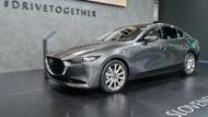 Středoevropskou premiéru slaví v Bratislavě Mazda 3 s karoserií sedan. Zatímco hatchback už můžete potkat i na českých silnicích, sedan zatím do showroomů nezamířil.