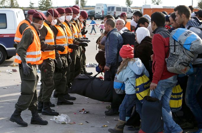 Rakouští vojáci a uprchlíci na rakousko-maďarském přechodu v Nickelsdorfu.