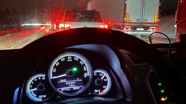 Otázka zmrzlé posádky: Jak dlouho vydrží elektromobil topit v zimní zácpě na dálnici?