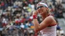 Kazašská tenistka Jaroslava Švedovová se raduje z vítězství nad Číňankou Li Na během osmifinále French Open 2012.