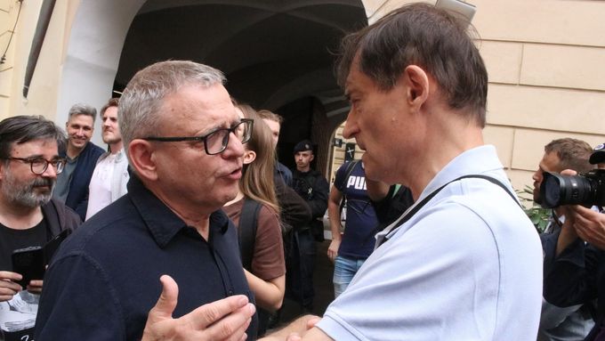 Aktuálně.cz přináší emotivní chvíle i debaty mezi příznivci a odpůrci spolupráce SOCDEM se Stačilo!. Potkali se na nádvoří sociální demokracie.