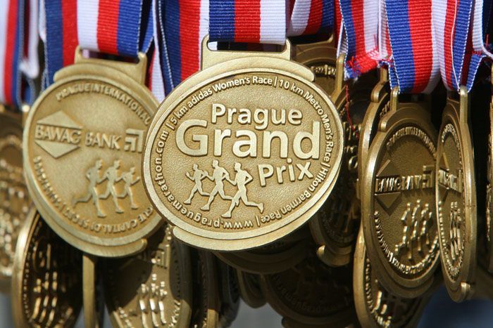 Běžci a běžkyně v ulicích Prahy