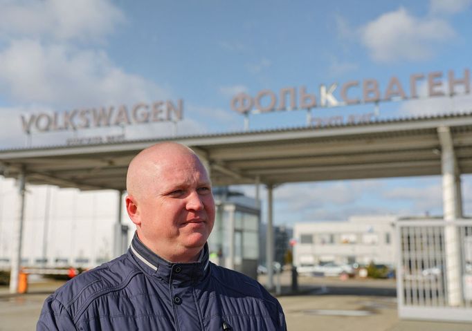 Mechanik Valerij Uglov před továrnou Volkswagen Group v ruské Kaluze.