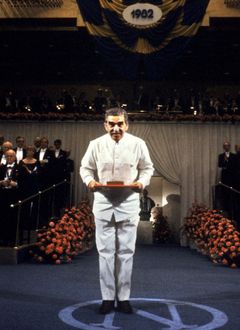 Při přebírání Nobelovy ceny za literaturu v prosinci 1982 ve Švédsku.