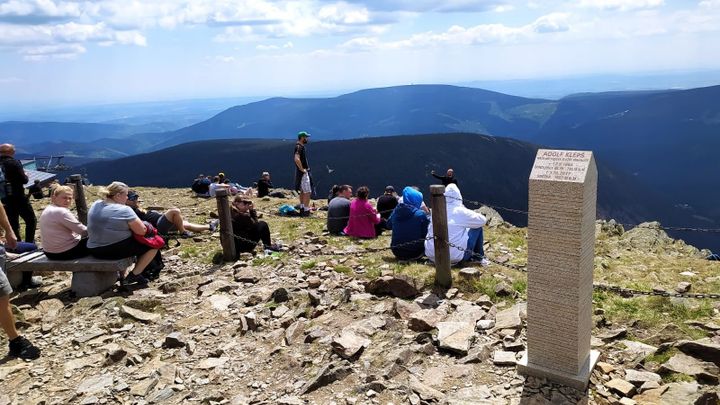 Na vrcholu Sněžky přibyly ochranné sítě, mají zabránit lidem v ničení vzácné přírody; Zdroj foto: KRNAP