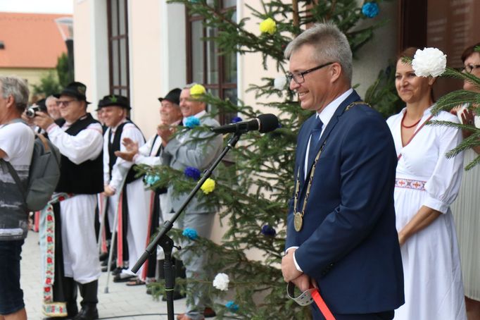 Starosta Kunovic Pavel Vardan při vítání Jízdy králů před radnicí