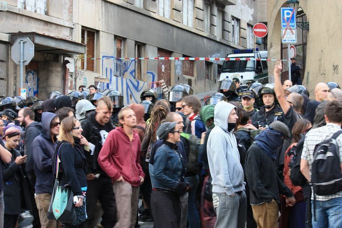 Squateři chodili po přechodu a přitom skandovali "Chodit po přechodu není nelegální". Tím chtěli zabránit, aby je policisté rozehnali.