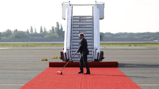 Čekání na přílet papeže Benedikta XVI. na německé letiště Tegel.
