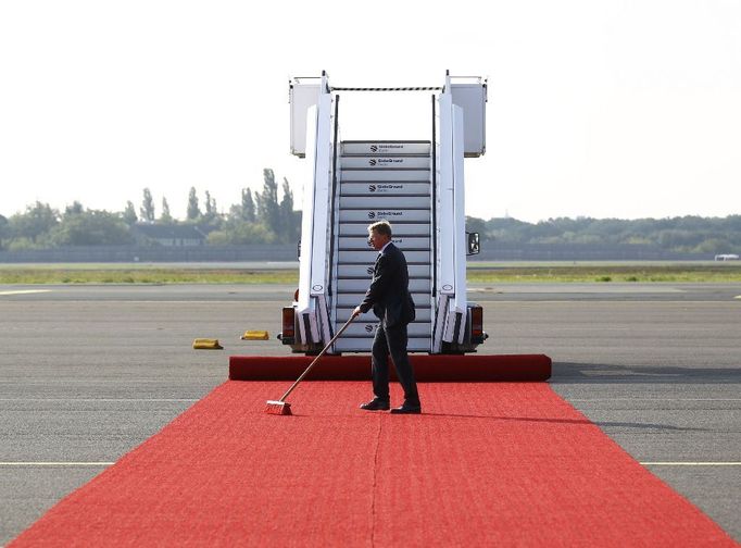 Čekání na přílet papeže Benedikta XVI. na německé letiště Tegel.