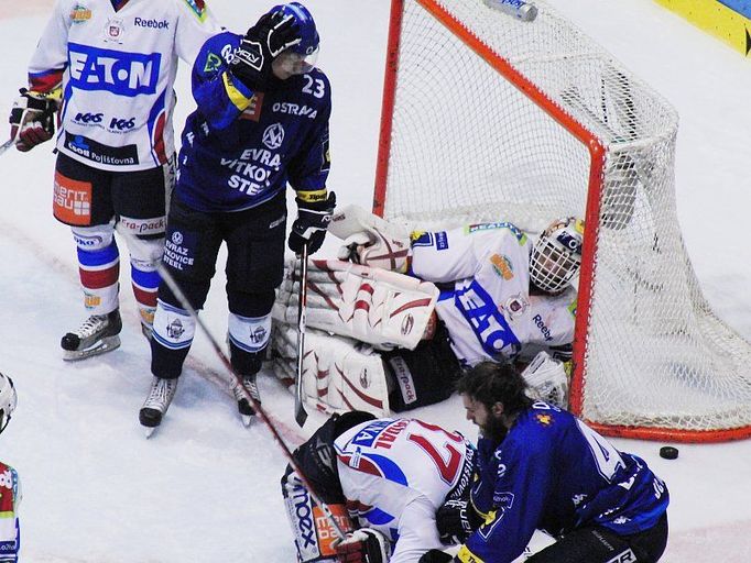 Pardubický gólman Dominik Hašek musel čelit ostrým nájezdům vítkovických hráčů.