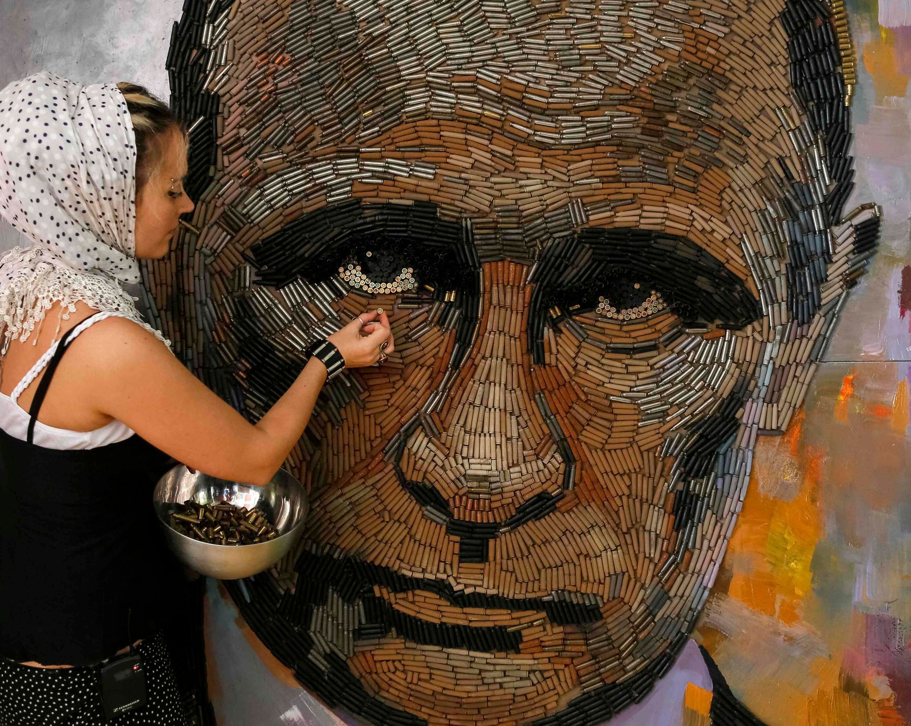 Tvář Putina z prázdných nábojnic z východní Ukrajiny.