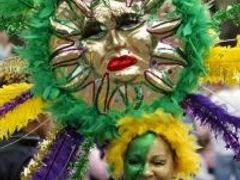 Fialová, zelená a zlatá jsou tradičními barvami neworleanského karnevalu. Do stejných barev se oblékla i členka skupiny (krewe) Iris