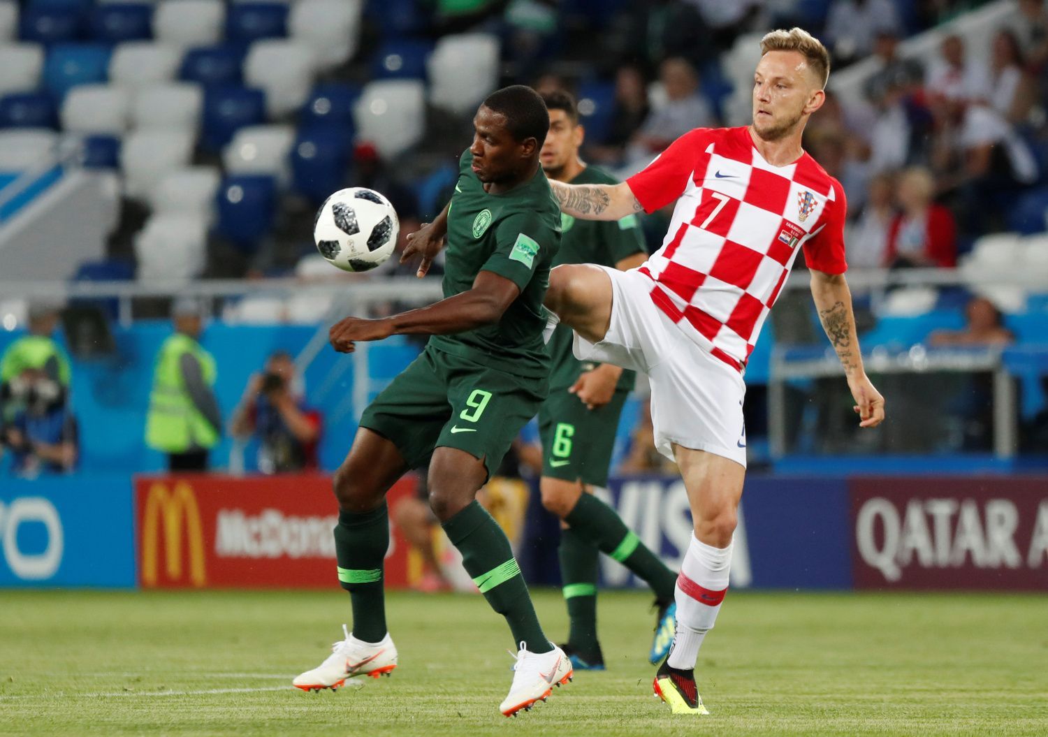 Odion Ighalo a Ivan Rakitič v zápase Chorvatsko - Nigérie