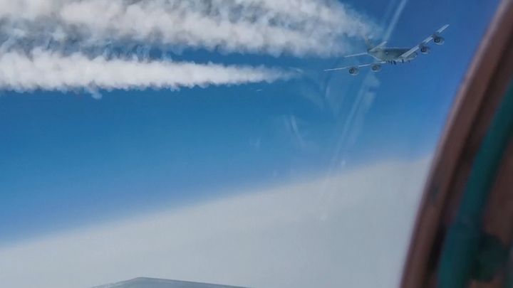 Dramatické záběry z ruské stíhačky: Takto MiG-31 "vyhnal" americký letoun; Zdroj foto: Associated Press
