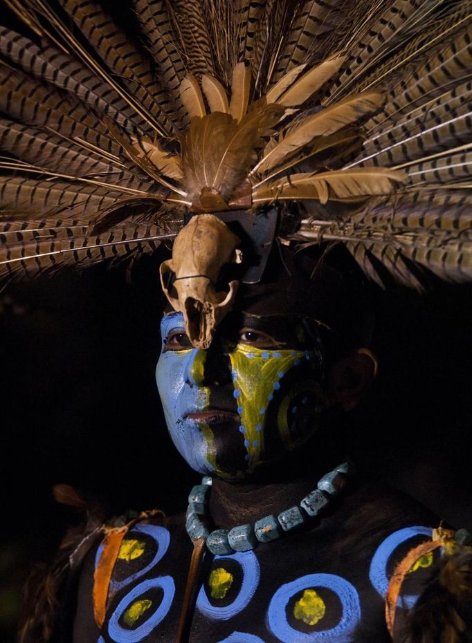 A performer wears a traditional costume as he takes part in the opening ceremony of the Mayan Culture Festival in Merida December 14, 2012. According to organizers, the aim of the festival is to honor Mayan culture and to promote inter-cultural dialogue, in addition to helping the public better understand the end of the Mayan Long Count calendar, which expires on December 21. The festival is scheduled to end on December 22. Picture taken on December 14. REUTERS/Francisco Martin (MEXICO - Tags: SOCIETY TRAVEL) Published: Pro. 16, 2012, 12:53 dop.