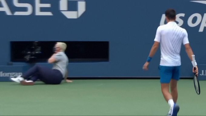 Srbský tenista Novak Djokovič trefil čárovou rozhodčí. Z US Open ho vyloučili.
