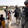 Nahlédněte mezi ostré hochy na základně U.S. Air Force v Kandaháru