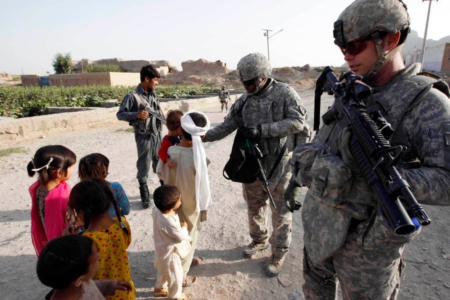 Nahlédněte mezi ostré hochy na základně U.S. Air Force v Kandaháru