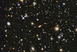24. Hubbleova hluboká pole jsou nejvzdálenější objekty, které zatím lidstvo bylo schopno ve vesmíru pozorovat. Jsou vzdálena 13,2 miliardy světelných let a jsou tvořena přibližně deseti tisíci galaxiemi.