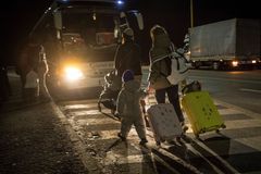 Hraniční přechod Vyšné Nemecké - Užhorod. Z Ukrajiny přicházení ženy s dětmi, na opačnou stranu míří muži.