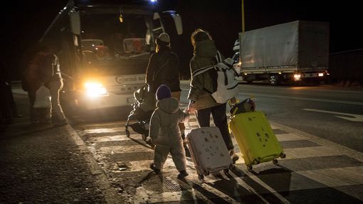 Hraniční přechod Vyšné Nemecké - Užhorod. Z Ukrajiny přicházení ženy s dětmi, na opačnou stranu míří muži.