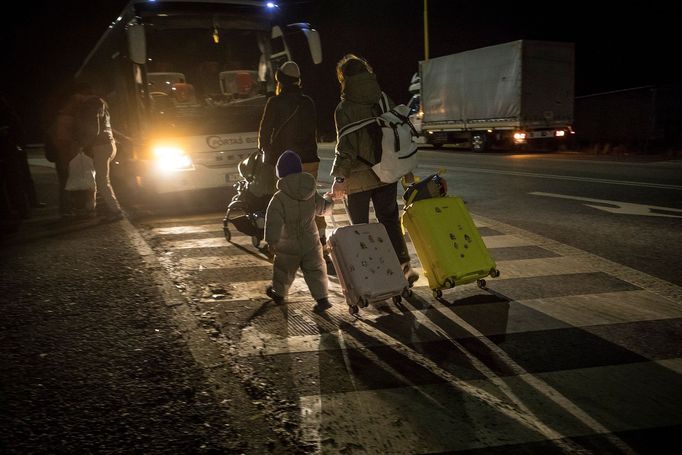 Hraniční přechod Vyšné Nemecké - Užhorod. Z Ukrajiny přicházení ženy s dětmi, na opačnou stranu míří muži.