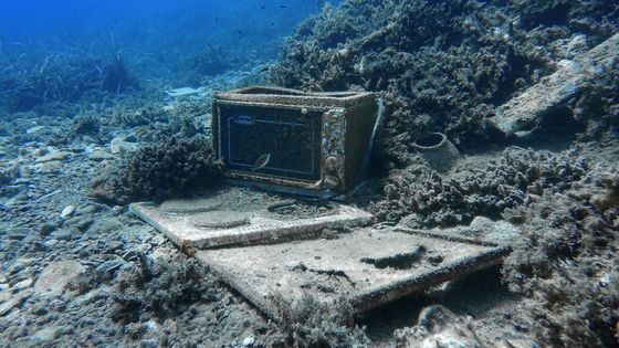 Znečištěné mořské dno u řeckých ostrovů Thasos a Sifnos.